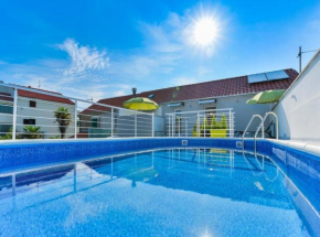 Ferienhaus Dragica mit Pool 50 m vom Meer